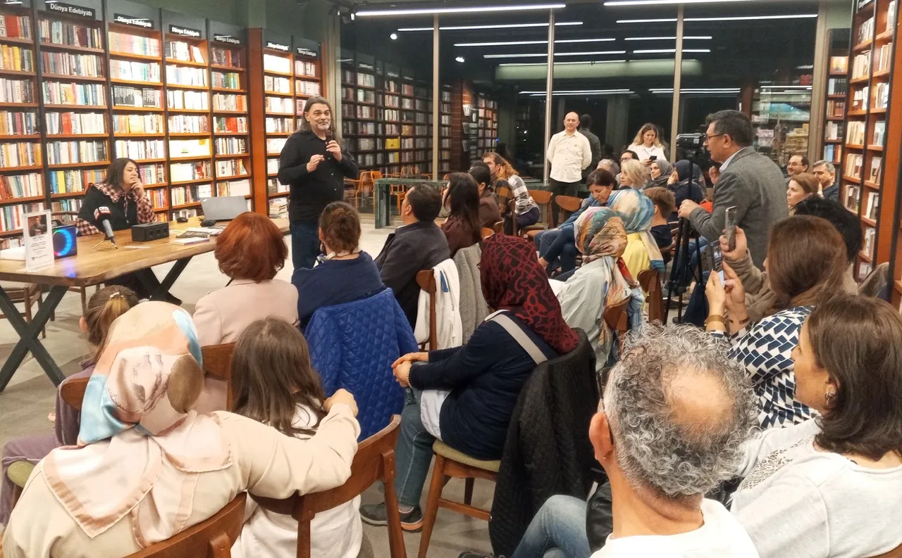 Toplum Neden Mutsuz? Adil Maviş: “Asıl Mesele Mutsuzluk Değil Sıkışmışlık”