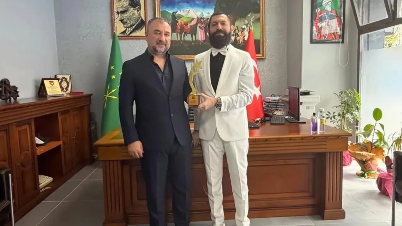 Akif Manaf’a “Demokrasi ve Barış Ödülü” Verildi